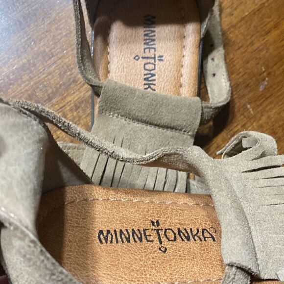 Minnetonka fringe flat taupe size 7 suede leather sandals - Picture 2 of 8